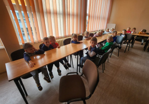Dzieci słuchają Pani bibliotekarki.