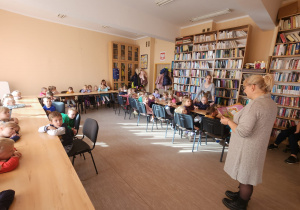 Dzieci słuchają Pani bibliotekarki.