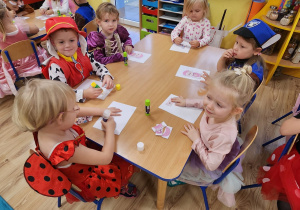 Dzieci układały puzzle papierowe i przyklejały je na kartkę.