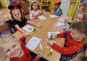 Dzieci układały puzzle papierowe i przyklejały je na kartkę.