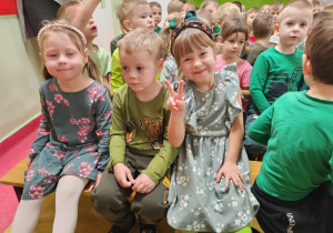 Dzieci z zainteresowaniem oglądały co się działo na holu.