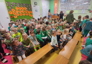 Dzieci z zainteresowaniem oglądały co się działo na holu.