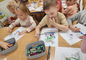 Alicja i Dawid kolorują obrazek z bajki.