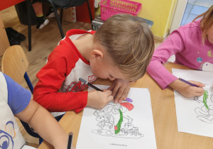 Jeremi koloruje obrazek z bajki.
