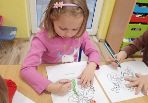 Lena koloruje obrazek z bajki.