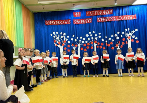 Kreciki podczas prezentacji pieśni patriotycznej.