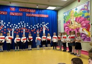 Kreciki podczas prezentacji pieśni patriotycznej.