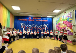 Kreciki podczas prezentacji pieśni patriotycznej.