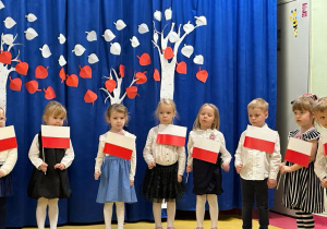 Kreciki podczas prezentacji pieśni patriotycznej.