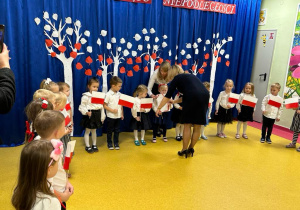 Kreciki podczas prezentacji pieśni patriotycznej.