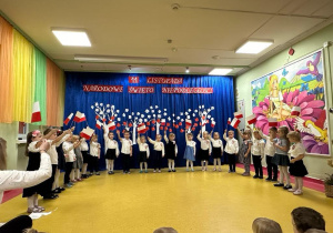 Kreciki podczas prezentacji pieśni patriotycznej.