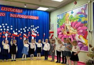 Kreciki podczas prezentacji pieśni patriotycznej.