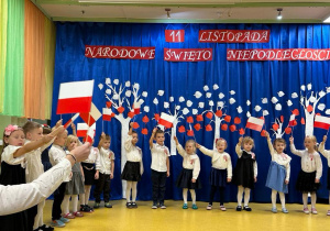 Kreciki podczas prezentacji pieśni patriotycznej.