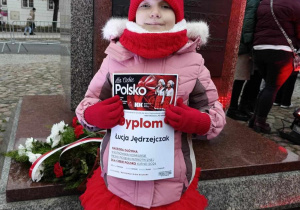 Łucja z dyplomem.