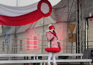 Łucja śpiewa pieśń "Przybyli Ułani pod okienko" podczas Koncertu Laureatów.