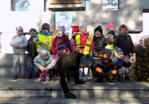 Zdjęcie grupowe dzieci przed pomnikiem Hacerzy