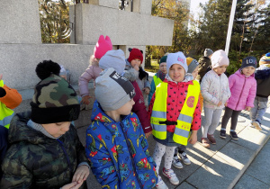 Dzieci przy pomniku Harcerzy