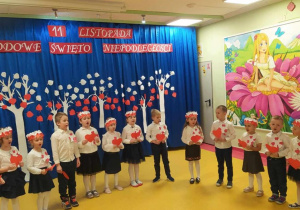 Biedronki podczas prezentacji pieśni patriotycznej.
