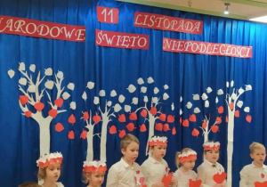 Biedronki podczas prezentacji pieśni patriotycznej.