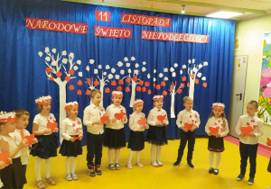 Biedronki podczas prezentacji pieśni patriotycznej.