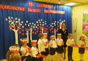 Biedronki podczas prezentacji pieśni patriotycznej.