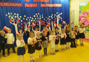 Żabki podczas prezentacji pieśni patriotycznej.