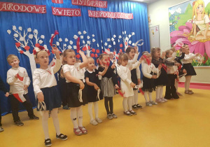 Żabki podczas prezentacji pieśni patriotycznej.