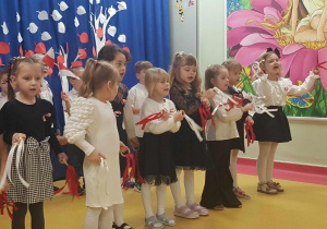 Żabki podczas prezentacji pieśni patriotycznej.