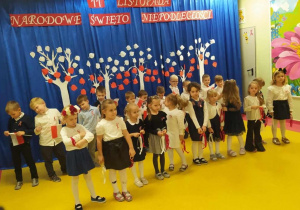 Żabki podczas prezentacji pieśni patriotycznej.