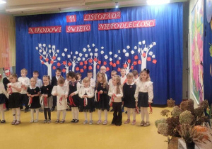 Żabki podczas prezentacji pieśni patriotycznej.
