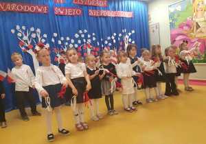 Żabki podczas prezentacji pieśni patriotycznej.