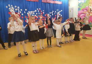 Żabki podczas prezentacji pieśni patriotycznej.