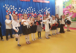 Żabki podczas prezentacji pieśni patriotycznej.
