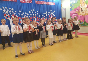 Żabki podczas prezentacji pieśni patriotycznej.