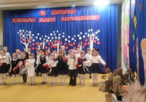 Żabki podczas prezentacji pieśni patriotycznej.