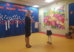 Pani Dyrektor wręcza Łucji dyplom za udział w Przeglądzie Pieśni Patriotycznych.