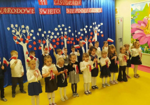 Żabki podczas prezentacji pieśni patriotycznej.