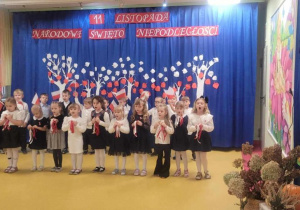 Żabki podczas prezentacji pieśni patriotycznej.