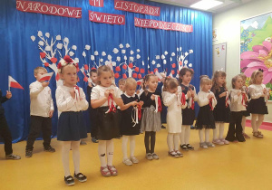 Żabki podczas prezentacji pieśni patriotycznej.
