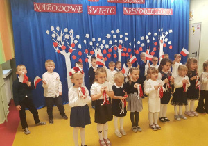 Żabki podczas prezentacji pieśni patriotycznej.