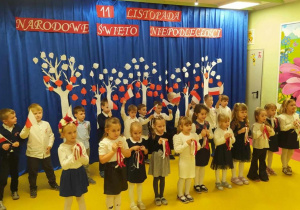 Żabki podczas prezentacji pieśni patriotycznej.