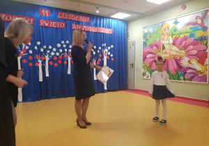 Pani Dyrektor wręcza Łucji dyplom za udział w Przeglądzie Pieśni Patriotycznych.