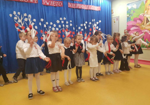 Żabki podczas prezentacji pieśni patriotycznej.