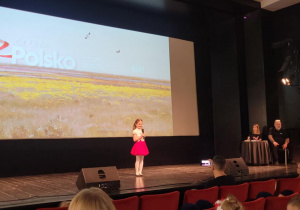 Oliwka na scenie Kutnowskiego Domu Kultury.