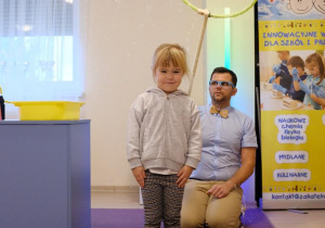 Zabawy z bańkami- Julka
