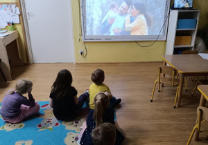 Dzieci oglądają prezentacje .