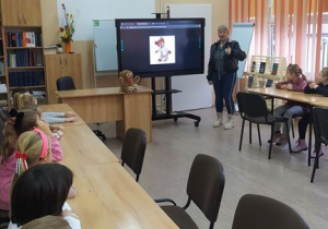 Dzieci na warsztatach w Bibliotece Pedagogicznej w Kutnie