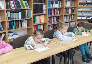 Dzieci na warsztatach w Bibliotece Pedagogicznej w Kutnie