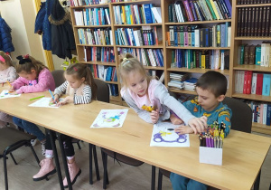 Dzieci na warsztatach w Bibliotece Pedagogicznej w Kutnie