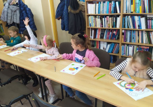 Dzieci na warsztatach w Bibliotece Pedagogicznej w Kutnie